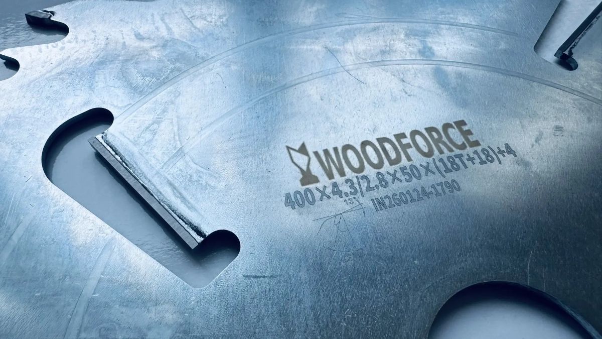 Лесопильная дисковая пила с маркировкой WOODFORCE